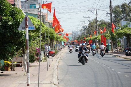 Trên các tuyến đường từ thành thị đến nông thôn đều rợp bóng cờ, hoa.
