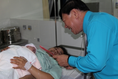 Bí thư Tỉnh ủy- Trần Văn Rón chúc mừng và tặng lì xì mai mắn cho chị Trương Thị Diễm Mi.