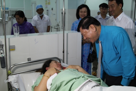 Bí thư Tỉnh ủy- Trần Văn Rón  tặng lì xì mai mắn cho sản phụ chờ sanh.