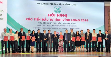 Năm 2018, Vĩnh Long tổ chức thành công hội nghị xúc tiến đầu tư, ngoài việc thực hiện tài trợ cho công tác an sinh xã hội, tỉnh đã trao quyết định chủ trương đầu tư, giấy chứng nhận đăng ký đầu tư cho 32 dự án đầu tư vào tỉnh với tổng vốn 23.903 tỷ đồng.