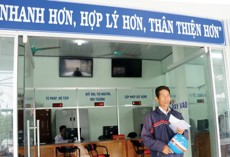 Xây dựng Chính phủ điện tử góp phần nâng cao mức độ phục vụ công dân, đáp ứng thời kỳ hội nhập. Trong ảnh: Hệ thống một cửa điện tử tại UBND huyện Tam Bình.