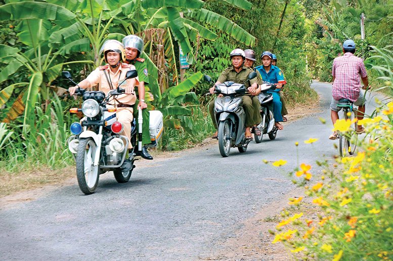 Lực lượng tuần tra bảo đảm trật tự an toàn giao thông nông thôn, giữ yên xóm làng.