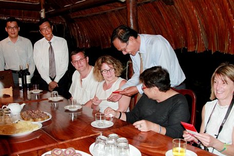 Ông Nguyễn Thanh An- Phó Giám đốc Sở Văn hóa, Thể thao và Du lịch lì xì cho các vị khách quốc tế.