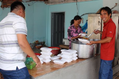 Các thành viên Chi hội Từ thiện An Hòa tất bật cho bữa cơm chay đầy ý nghĩa.