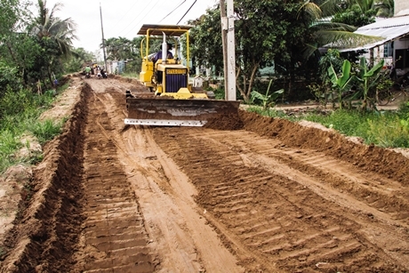  Đường trục ngang (lộ ngang) ấp Phú Thạnh- Phú Long- Phú Lợi (xã Phú Thành) đang được khẩn trương hoàn thành trước Tết Nguyên đán.