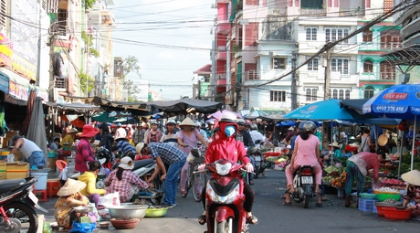 Chợ chiều mùng 3 tết, lúc 15 giờ đã rất đông khách.