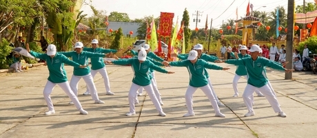 Đội thể dục dưỡng sinh Hòa Bình (Trà Ôn) thi diễn.