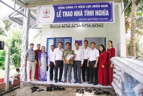 Trao nhà tình nghĩa cho anh Nguyễn Hồng Quang (ấp Mỹ Thạnh B, xã Mỹ Thuận- Bình Tân).