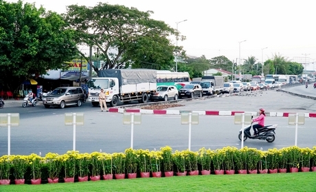Dòng phương tiện đổ lên cầu Mỹ Thuận ngày càng tăng lên đáng kể.
