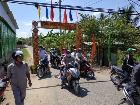 Rất nhiều xe máy đã chọn cách duy chuyển nhanh nhất là đường tắt từ ấp Tân Nhơn (xã Tân Hạnh) đến ấp Tân Nhơn (xã Tân Hòa) để đến cầu Mỹ Thuận.