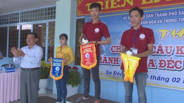 Ban tổ chức trao giải cho các nghệ nhân có chim bồ câu đạt giải