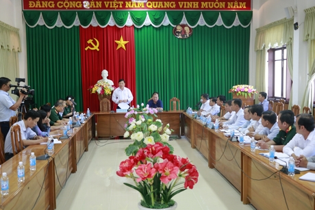 Bí thư Tỉnh ủy- Trần Văn Rón và các thành viên Hội đồng Nghĩa vụ quân sự tỉnh làm việc với Hội đồng nghĩa vụ quân sự TX Bình Minh.