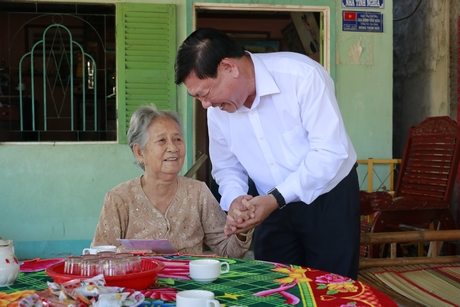 Lãnh đạo tỉnh đến thăm, tặng quà gia đình Mẹ Việt Nam anh hùng Trương Thị Tám (87 tuổi, ngụ xã Đông Thạnh- TX Bình Minh).