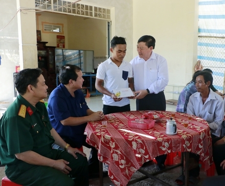 Lãnh đạo tỉnh đến thăm hỏi, động viên gia đình tân binh Kim Minh Hậu (ấp Phù Ly 1, xã Đông Bình- TX Bình Minh).
