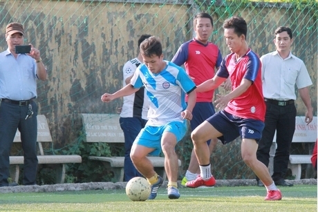 Pha tranh bóng trong trận tứ kết TTYT Bình Tân (áo trắng sọc) thắng Sở Y tế bằng đá luân lưu 6m.
