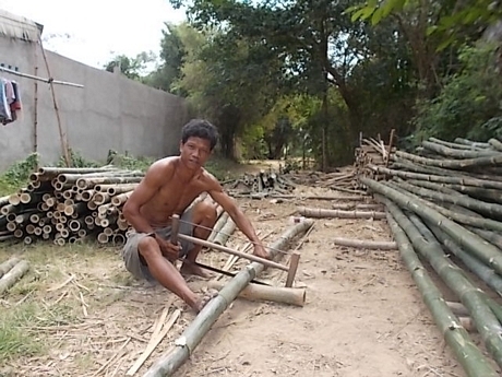 Một số công đoạn làm thang, giường tre ở xã Hàm Giang (huyện Trà Cú- Trà Vinh).