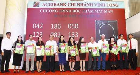 Các khách hàng trúng thưởng giải khuyến khích.