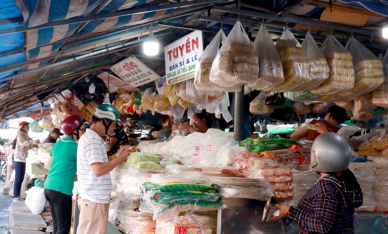 Quầy hàng kinh doanh giá, bún, hủ tiếu, mì các loại cũng đắt hàng hơn so với ngày thường.