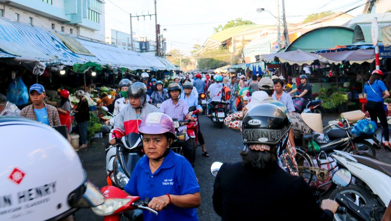 Khu bán thực phẩm chay và rau củ quả tại chợ Vĩnh Long nghẹt khách.