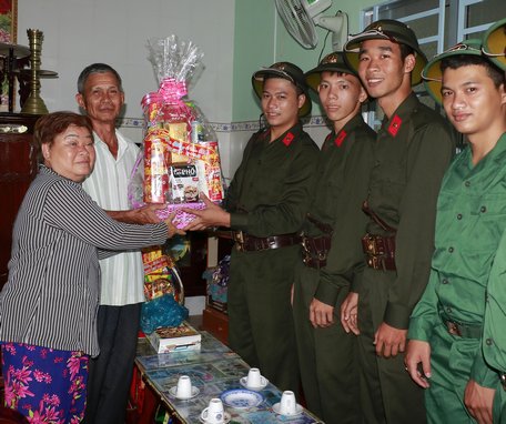 Sau khi tập trung về xã nhận quân trang, các tân binh đến thăm, tặng quà gia đình chính sách. Hoạt động giáo dục truyền thống cách mạng, tinh thần yêu nước, giúp thanh niên hăng hái lên đường bảo vệ Tổ quốc.