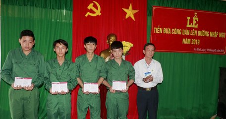 Thực hiện chính sách hậu phương quân đội, tân binh được nhận các phần quà ý nghĩa (Trong ảnh: ông Nguyễn Hữu Phúc- Chủ tịch UBND xã An Bình (Long Hồ) tặng sổ tiết kiệm cho các tân binh).