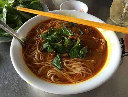 Bún bò cay: Nhắc tới bún bò, ắt hẳn nhiều người sẽ nghĩ ngay tới bún bò Huế mà quên đi bún bò cay – đặc sản Bạc Liêu. Khi ăn tô bún bò cay, bạn sẽ cùng lúc được cảm nhận vị thơm, ngọt, bùi, giòn, dai, béo, chua, cay…