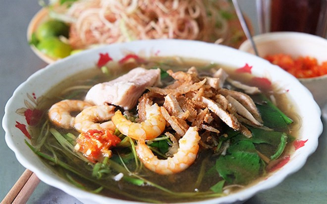  Bún nước lèo: Ở Bạc Liêu, bún nước lèo được bày bán khắp mọi nơi. Cái hay của nước lèo ở đây là người ta cho củ cải vào ngâm để tăng độ ngọt tự nhiên. Chính vì thế mà chỉ cần cho thêm chút rau sống, tôm, thịt, giá đỗ là có ngay một bát bún thơm ngon.