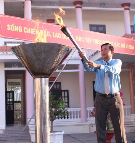 Bí thư Thành ủy TP Vĩnh Long Hồ Văn Huân thắp lửa truyền thống.