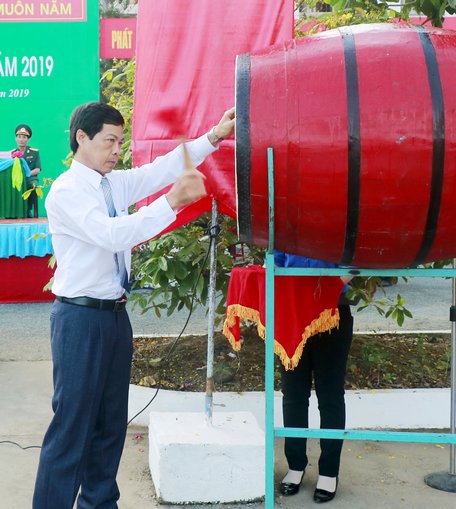 Chủ tịch UBND huyện Long Hồ- Lê Phi Long đánh trống khai hội giao quân.
