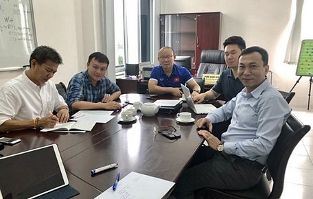  Phó Chủ tịch VFF Trần Quốc Tuấn cùng HLV Park Hang-seo và các bộ phận chuyên môn tại buổi họp. Ảnh: ĐOÀN NHẬT