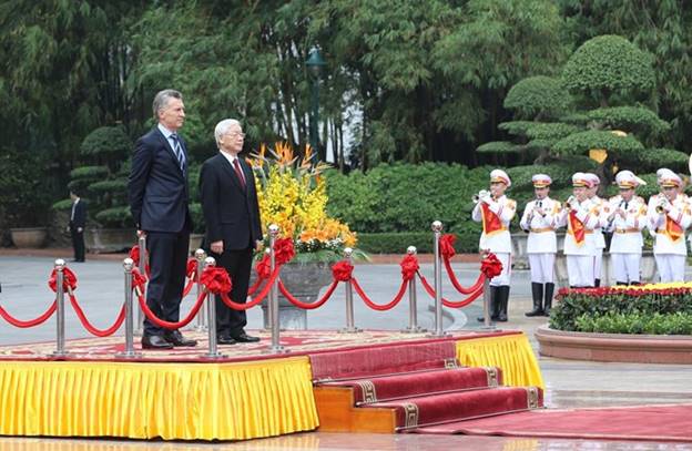 Tổng Bí thư, Chủ tịch nước Nguyễn Phú Trọng và Tổng thống Argentina Mauricio Macri trên bục danh dự nghe Quân nhạc cử Quốc thiều 2 nước. (Ảnh: Trí Dũng/TTXVN)