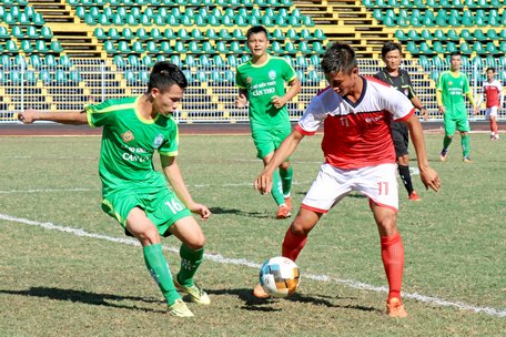 Pha tranh bóng trong trận XSKT Cần Thơ (áo xanh) hòa Vĩnh Long 2-2.