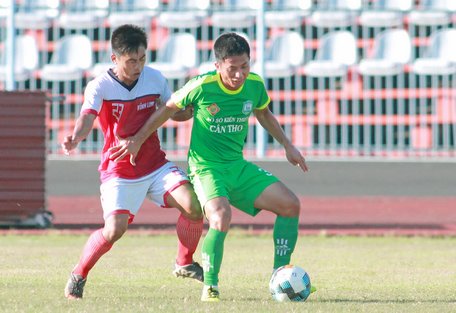 Pha tranh bóng trong trận XSKT Cần Thơ (áo xanh) hòa Vĩnh Long 2-2.