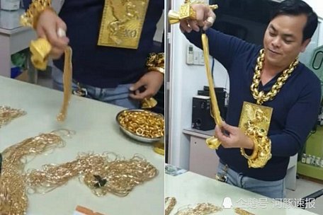 Anh Trình Ngọc Phú trong buổi “livestream” khoe vàng