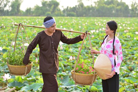    Người chồng tốt luôn dành những điều tốt đẹp nhất cho vợ mình.  Ảnh minh họa: VINH HIỂN