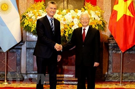 Tổng Bí thư, Chủ tịch nước Nguyễn Phú Trọng đón Tổng thống Argentina Mauricio Macri. (Ảnh: Trí Dũng/TTXVN)