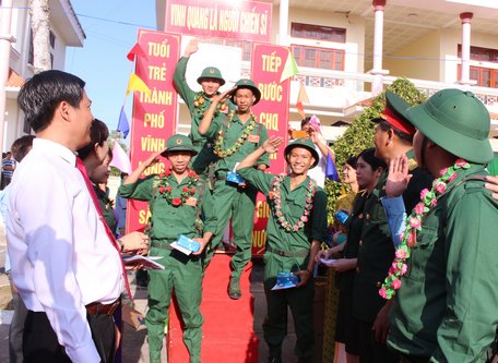 Thanh niên hăng hái lên đường tòng quân.