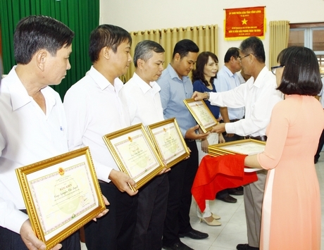  Dịp này có 6 tập thể và 10 cá nhân có thành tích xuất sắc trong công tác xây dựng cơ bản năm 2018 được khen thưởng.