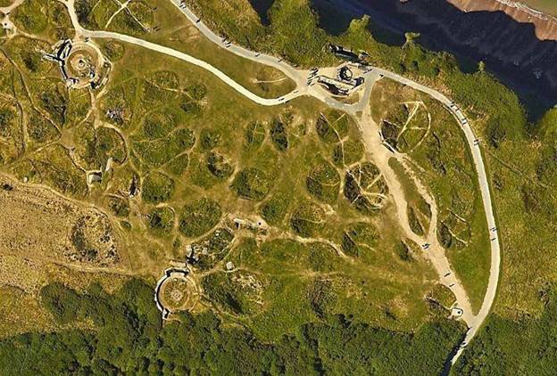 Một hố bom được bảo tồn từ sau vụ đánh bom D-Day ở Pointe du Hoc, Normandy (Hà Lan).