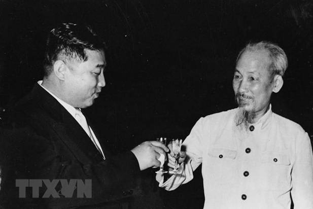 Tối 8/7/1957, tại thủ đô Bình Nhưỡng, Thủ tướng Kim Nhật Thành mở tiệc chiêu đãi Chủ tịch Hồ Chí Minh và Đoàn đại biểu cấp cao Đảng, Nhà nước Việt Nam thăm hữu nghị CHDCND Triều Tiên từ ngày 8-12/7/1957. (Ảnh: TTXVN)