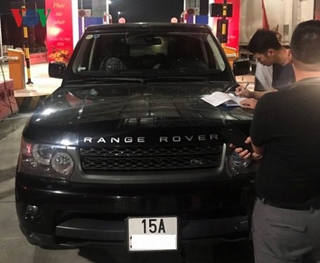 Xe Range Rover di chuyển hướng Quảng Ninh - Hải Phòng bị ném đá nứt kính đang trình báo tại Trạm thu phí BOT cầu Bạch Đằng.