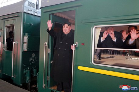 Nhà lãnh đạo Kim Jong Un vẫy tay chào trước khi đoàn tàu khởi hành - Ảnh: KCNA