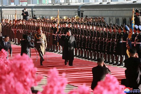  Nhà lãnh đạo Triều Tiên duyệt đội danh dự trước chuyến đi - Ảnh: KCNA