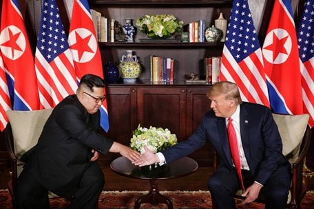 Nhà lãnh đạo Triều Tiên Kim Jong-un và Tổng thống Mỹ Donald Trump tại cuộc gặp thượng đỉnh lần thứ nhất ở Singapore, tháng 6/2018. Ảnh: Reuters.