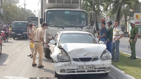  Vụ tai nạn liên hoàn khi dừng đèn đỏ đã khiến nhiều xe hư hỏng nặng nhưng rất may không có thiệt hại về người. Ảnh: TT