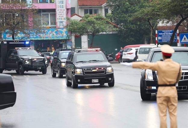  Cảnh sát giao thông làm nhiệm vụ phân luồng, hướng dẫn đoàn xe hậu cần của đoàn Mỹ di chuyển về khách sạn. (Ảnh: Trọng Đạt/TTXVN)