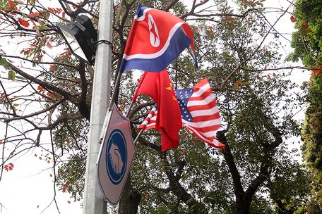 Biểu tượng bắt tay thể hiện thông điệp hòa bình xuất hiện nhiều tại thành phố Hà Nội trong những ngày qua. Ảnh: Lê Phú