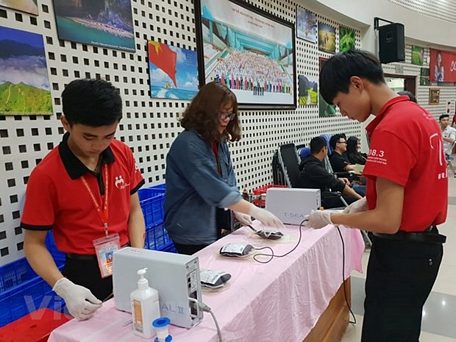 Xử lý máu sau khi lấy từ người hiến tặng. (Nguồn: Vietnam+)