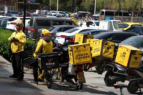 Nhân viên giao hàng của Meituan Dianping tại Bắc Kinh. Ảnh: Reuters