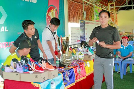 Đại diện các đội bóng lần lượt bốc thăm.